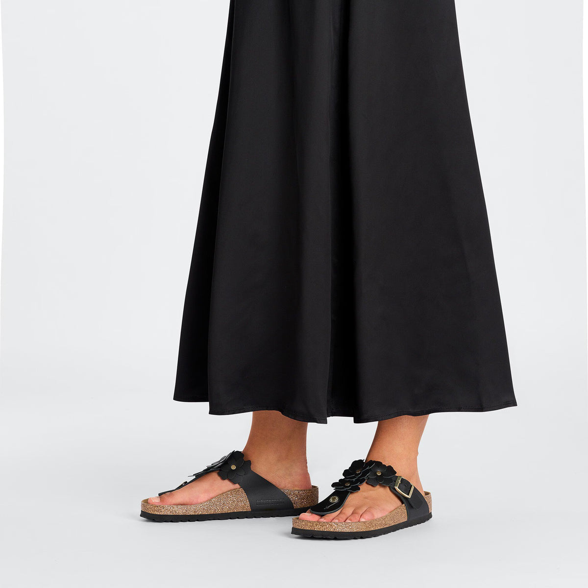 Gizeh Flowers (Black) when worn