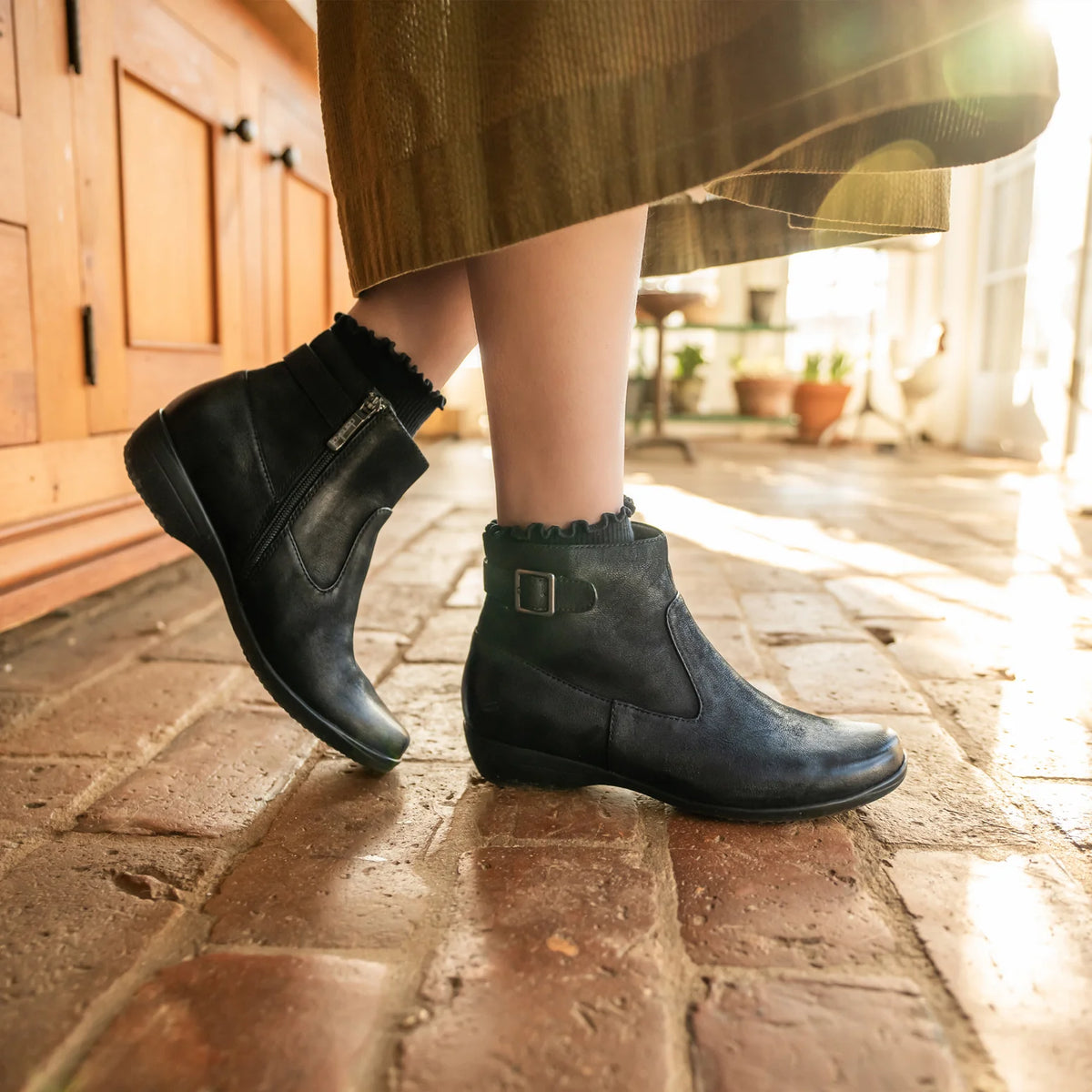 Women's Finnley (Black Burnished Nubuck)