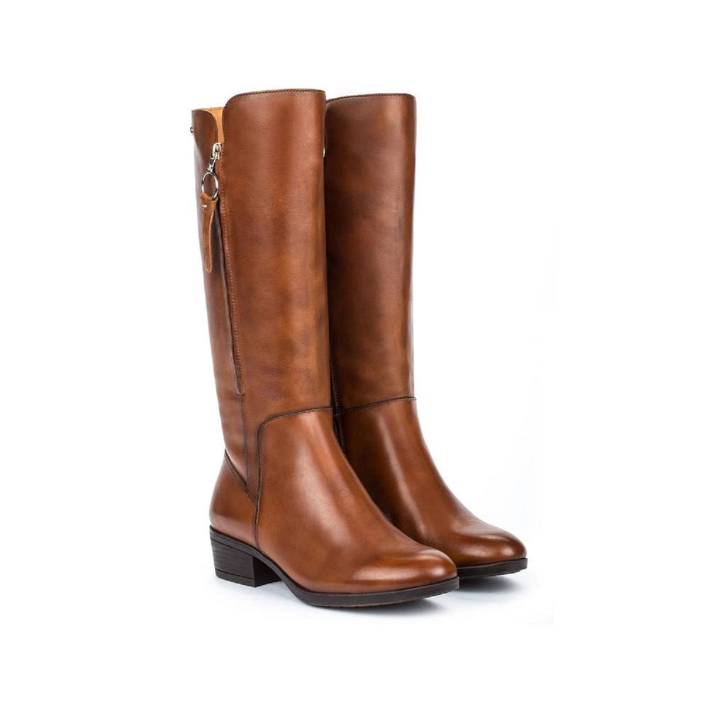 Tall leather boot in cuero brown.